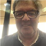 Diplomato e laureato in materie umanistiche. Appassionato di storia